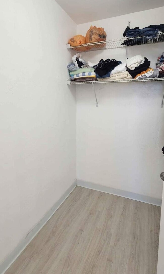 Foto del edificio - 8129 Abbott Ave