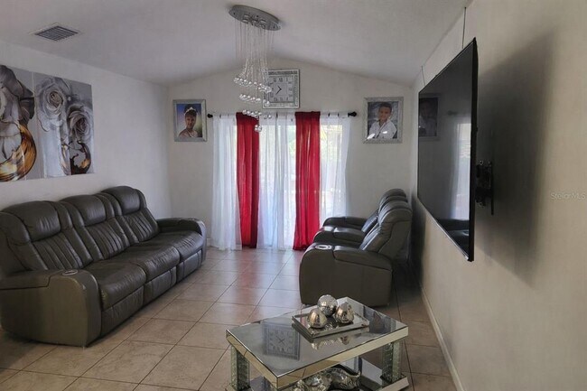 Foto del edificio - 6115 N Albany Ave