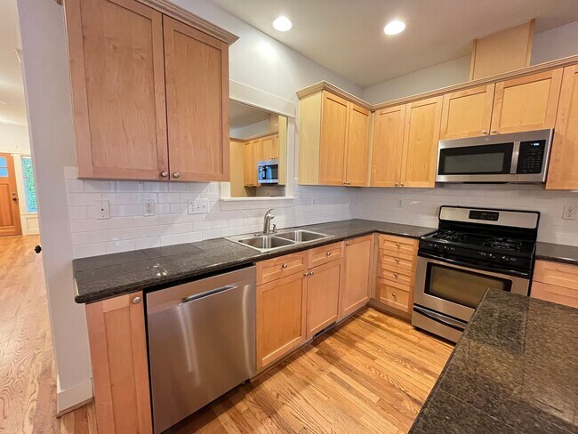 Foto del edificio - Lovely Town Home, Dead End Street, 3Br-2.5...