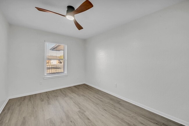 Building Photo - AVAILABLE NOW! (SECTION 8 ACCEPTED)