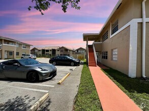 Building Photo - 10008 Twin Lakes Dr