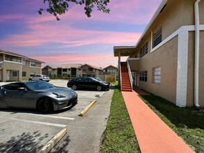 Building Photo - 10008 Twin Lakes Dr