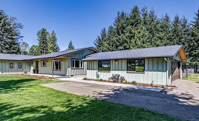 Building Photo - 3 bed, 2 bath, mountain view, fully fenced...