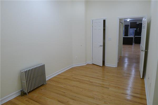 Primary Photo - 1130 Manhattan Ave