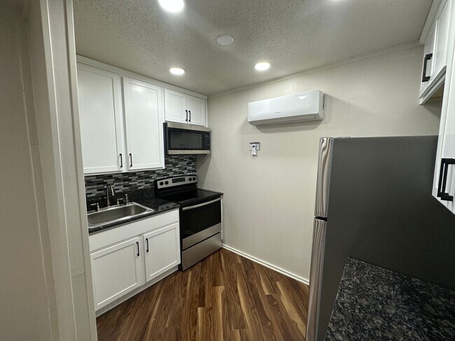 Foto del edificio - 411 Lindsay Rd