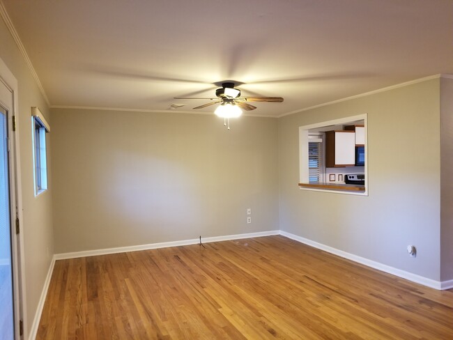 Large family room - 921 Brookview Cir