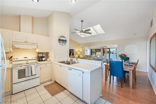 Building Photo - 878 Meadowland Dr
