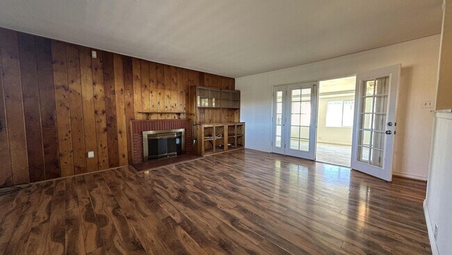 Building Photo - HUGE PRICE REDUCTION! Charming 4 Bedroom 2...