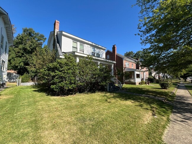 Foto del edificio - Spacious 4-Bedroom Home