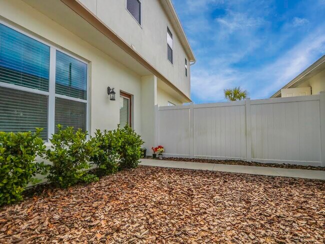 Foto del edificio - 15537 Honeybell Dr