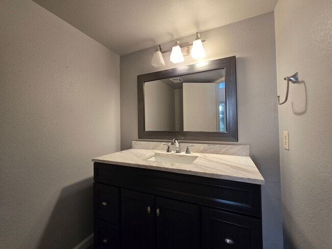 Building Photo - Updated home in Riverside's Hawarden Hills community