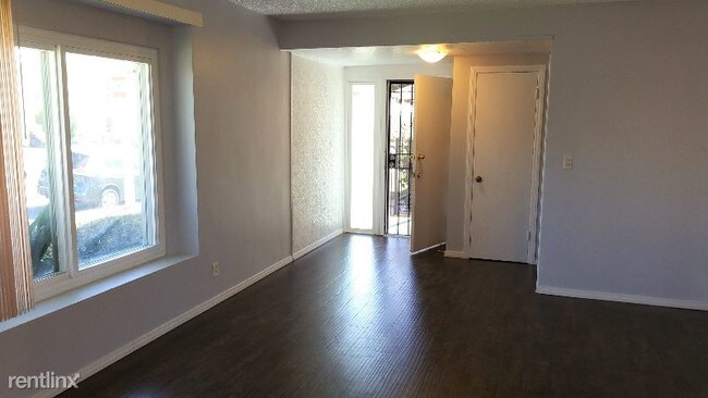Foto del edificio - 10513 S Van Ness Ave