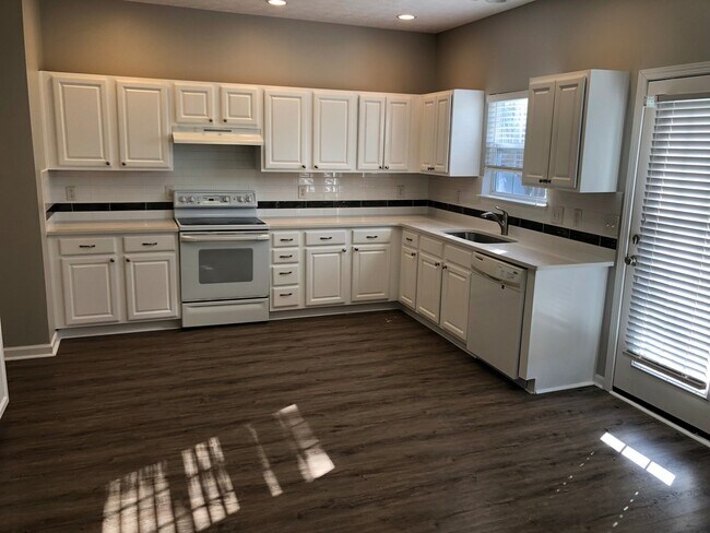 Building Photo - 4 bed, 2.5 Bath Home w/ 2 Car Garage in Fr...