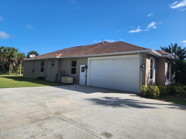 Building Photo - 830 E Hall Rd