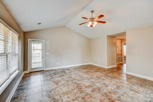 Building Photo - 2067 Edgewood Dr