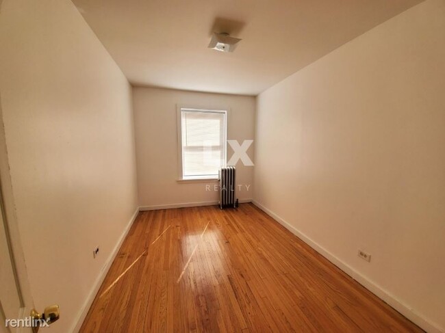 Building Photo - 2 br, 1 bath Apartment - 2048 N Kostner Ave