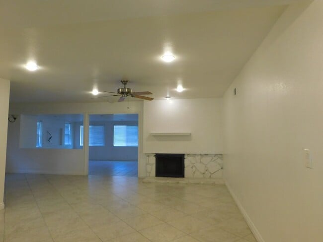 Foto del edificio - Spacious 5 Bed, 2 Bath one story house in the city of Orange.