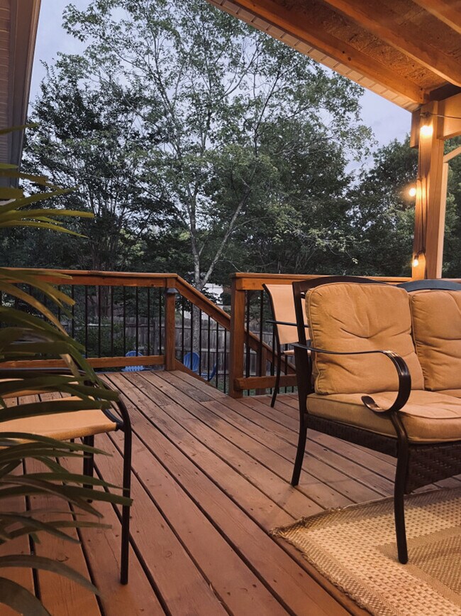 Building Photo - 11501-11505 5 Cedars Rd