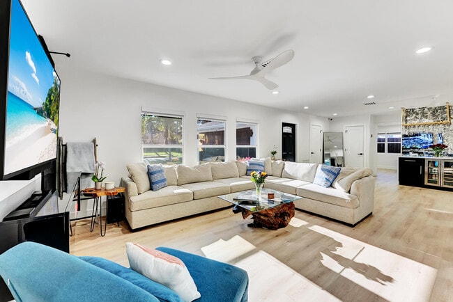 Building Photo - 707 W Boulevard Chatelaine