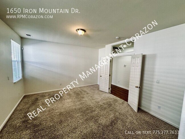 Building Photo - 3 bed 2 bath 2 car garage in gated south R...