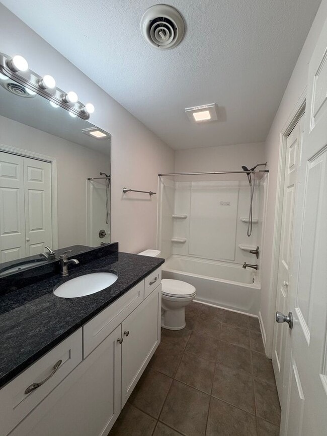 Building Photo - Spacious 2-Bedroom Townhouse with Garage