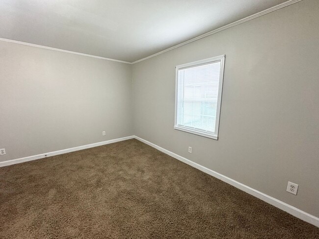 Building Photo - 203 Oakwood Ln