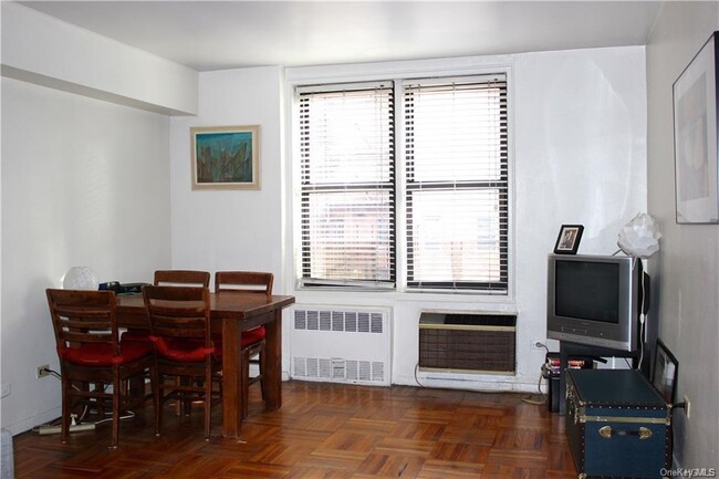 Building Photo - 2165 Matthews Ave