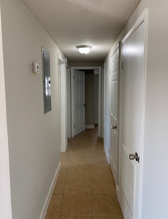 Foto del edificio - Spacious 4-Bedroom, 2-Bath Home with Fence...