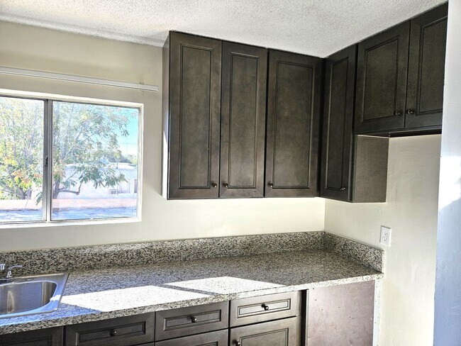 Building Photo - North Hills, cute 1bd/1ba, move-in ready!