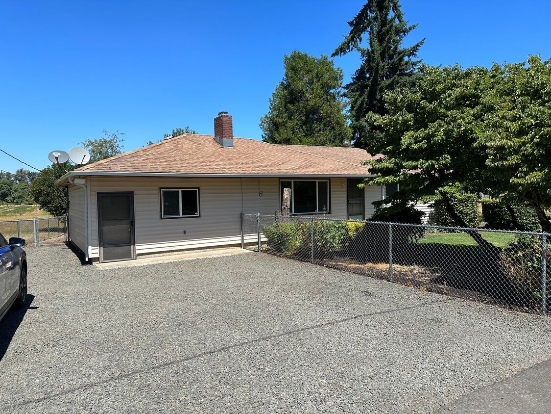 Primary Photo - 4 bedroom, 1 bath Country Home for rent!