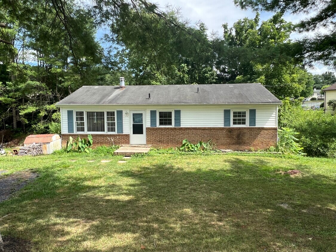 27 Hillside Dr, Verona, VA 24482 House Rental in Verona, VA