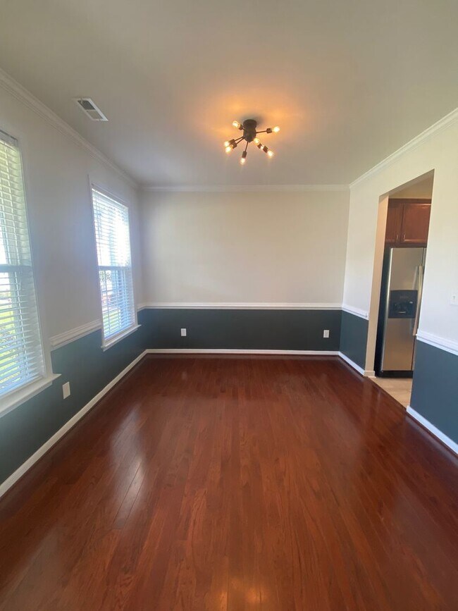Building Photo - Beautiful 5 Bedroom 2.5 Bathrooms Located ...