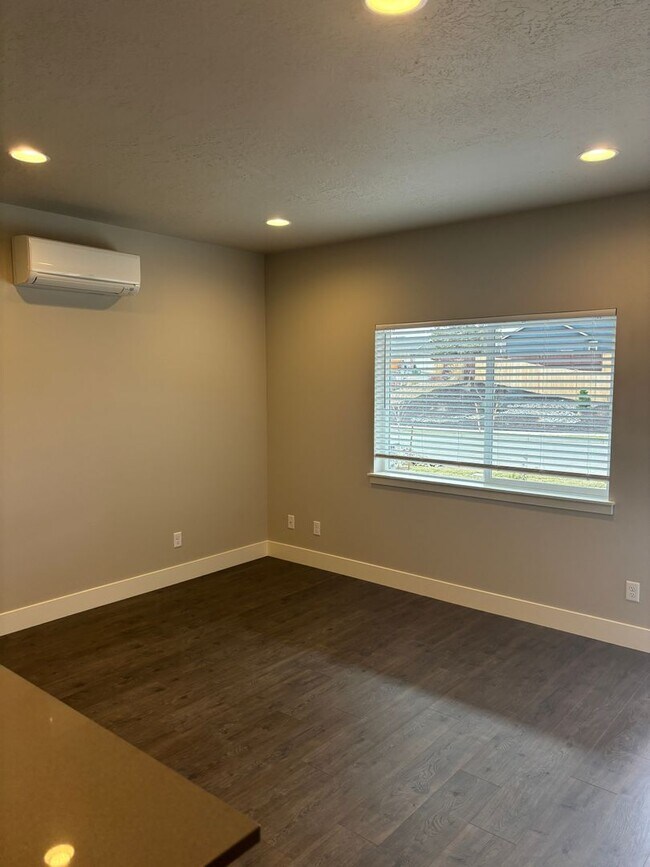 Building Photo - 1 bedroom ADU in SW Redmond