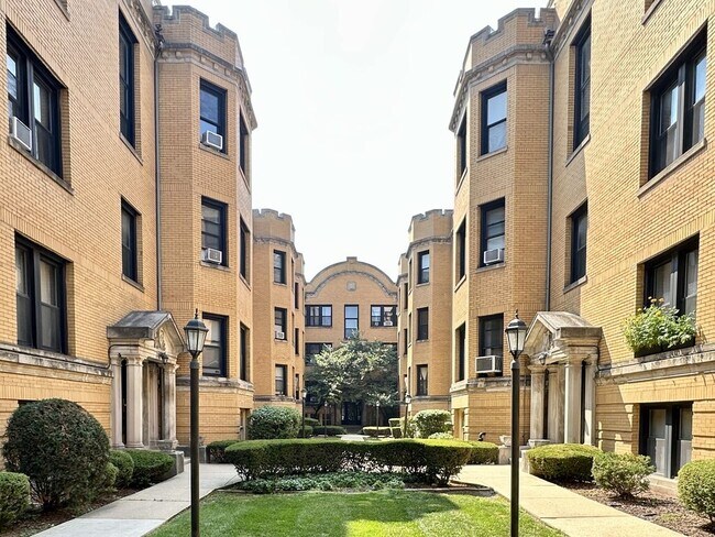 Building Photo - 2428 N Sawyer Ave