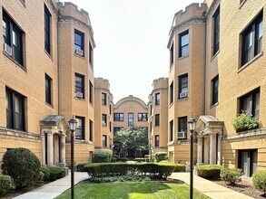 Building Photo - 2428 N Sawyer Ave
