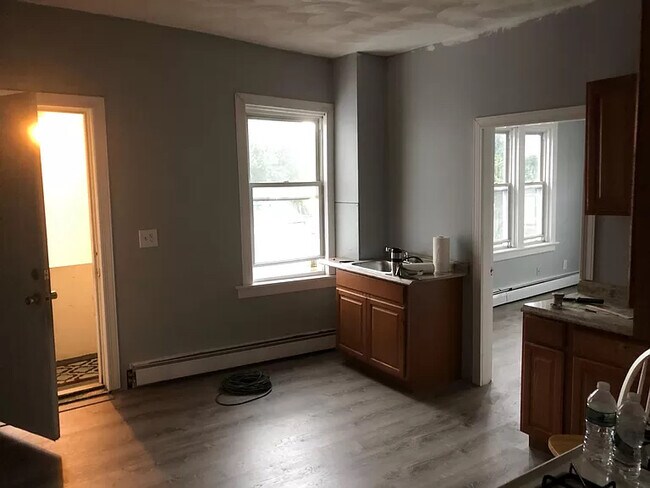Foto del edificio - 635 Fall River Ave
