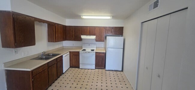 Foto del edificio - 590 W 18th Ave