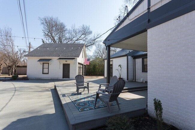 Building Photo - 3668 Aurora Cir