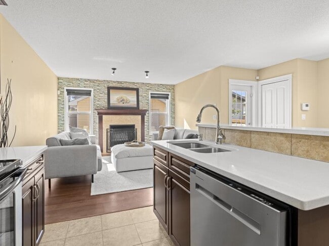 Photo du bâtiment - 3.0 bedroom in Edmonton Alberta T5Y 0M7