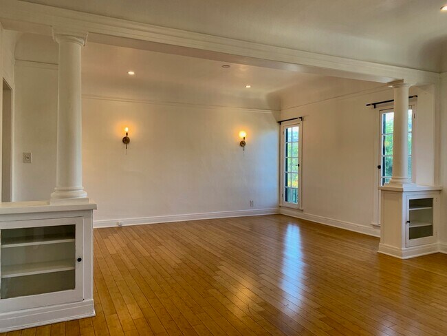 Foto del edificio - 854 N Edinburgh Ave