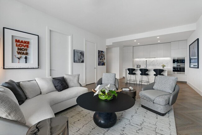 Foto del edificio - 5775 Collins Ave