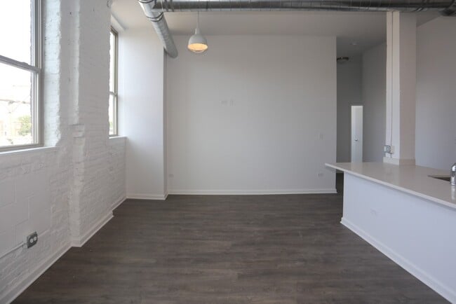 Building Photo - 932 W Dakin St