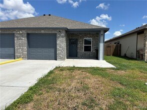 Building Photo - 2426 S Vly Cir