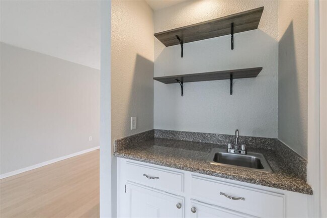 Building Photo - 2507 Bering Dr