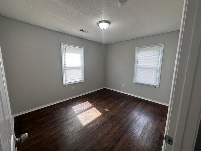 Foto del edificio - $900 - 2 bed 1 bath - Home with a fenced y...