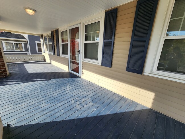 Building Photo - 1119 Maplewood Dr NE