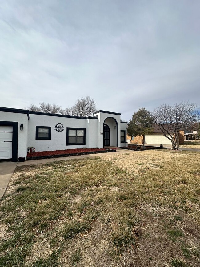 Building Photo - Spacious 3 Bed Home with Pool & Hot Tub!