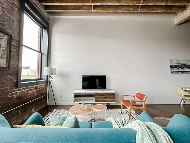 Building Photo - 604 W 4th St N