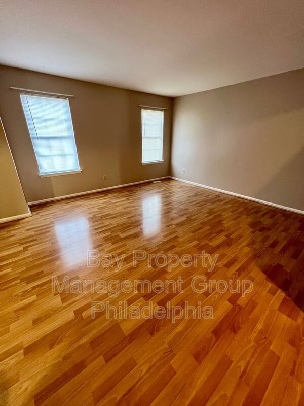 Foto del edificio - 318 Laurel Dr