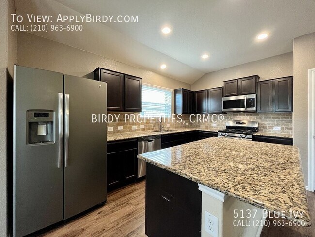 Foto del edificio - **3 Bed, 2 Bath Home with Back Patio**